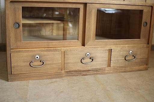 古いガラス戸棚×木製小引き出し3杯