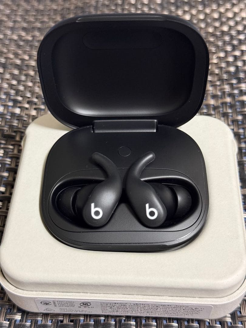 Powerbeats Fit-ノイズキャンセリングイヤフォン-ジェットブラック