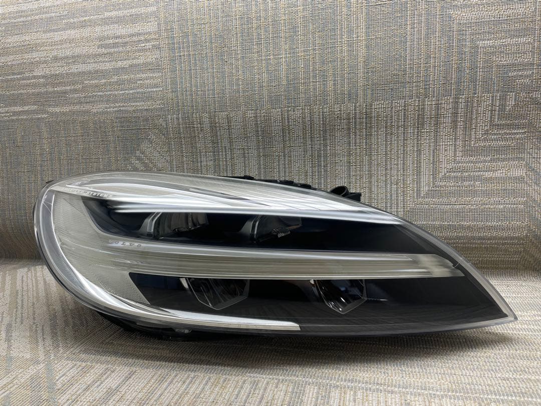 VOLVO ボルボ V40 MB系後期 右側ライト LED 31420446