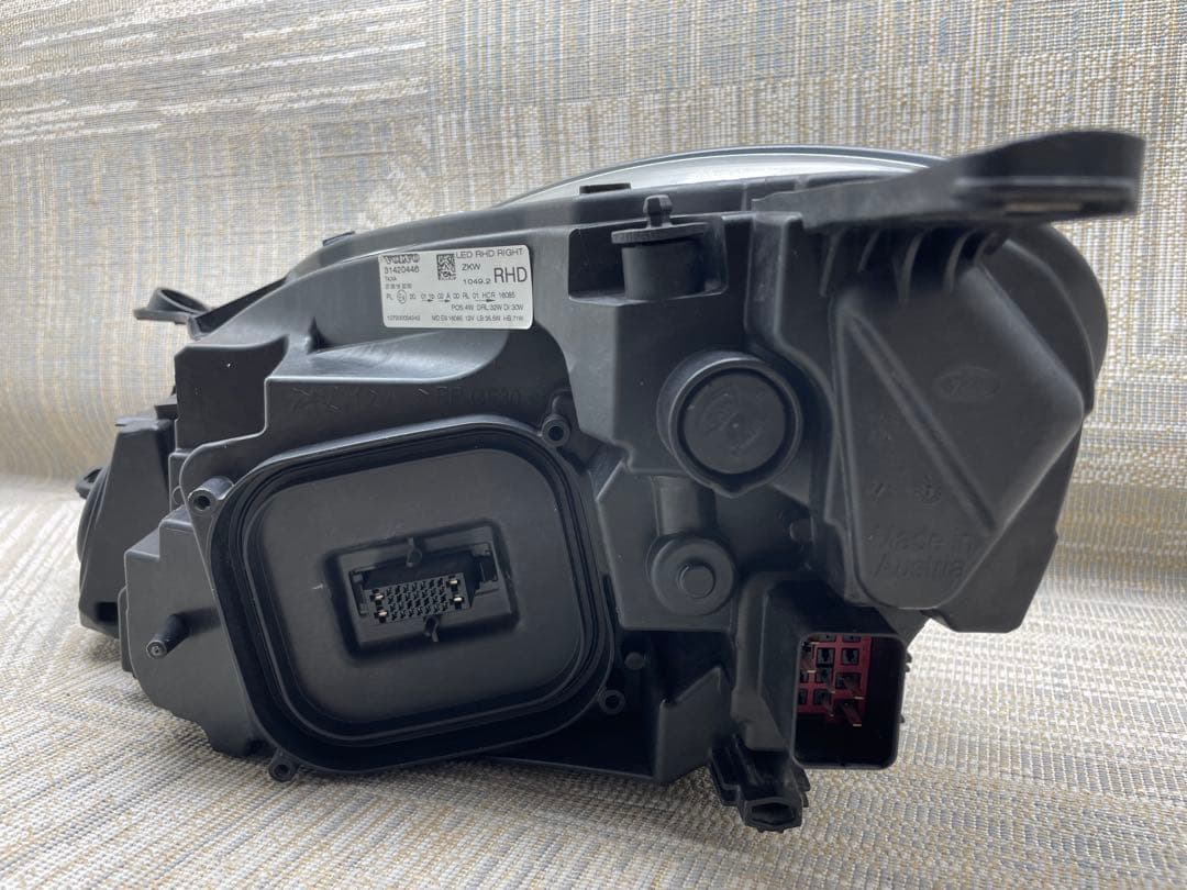 VOLVO ボルボ V40 MB系後期 右側ライト LED 31420446