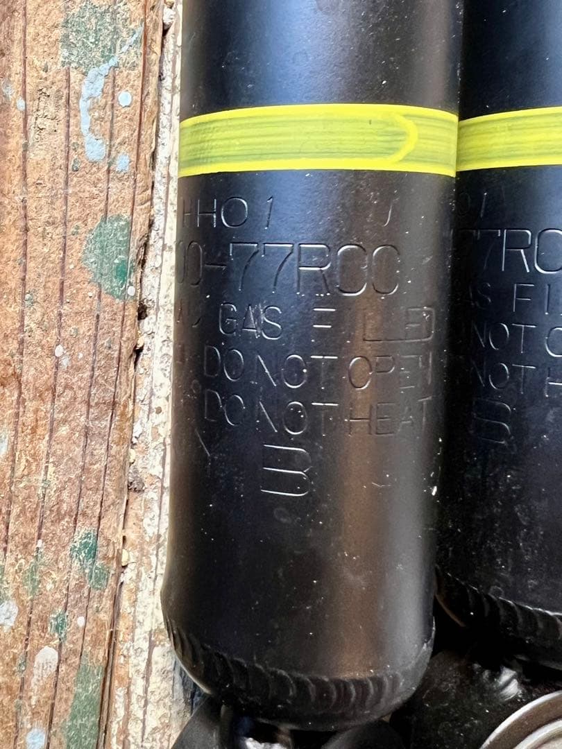 JB64W ジムニー 純正ショックアブソーバー 4本セット 新車はずし