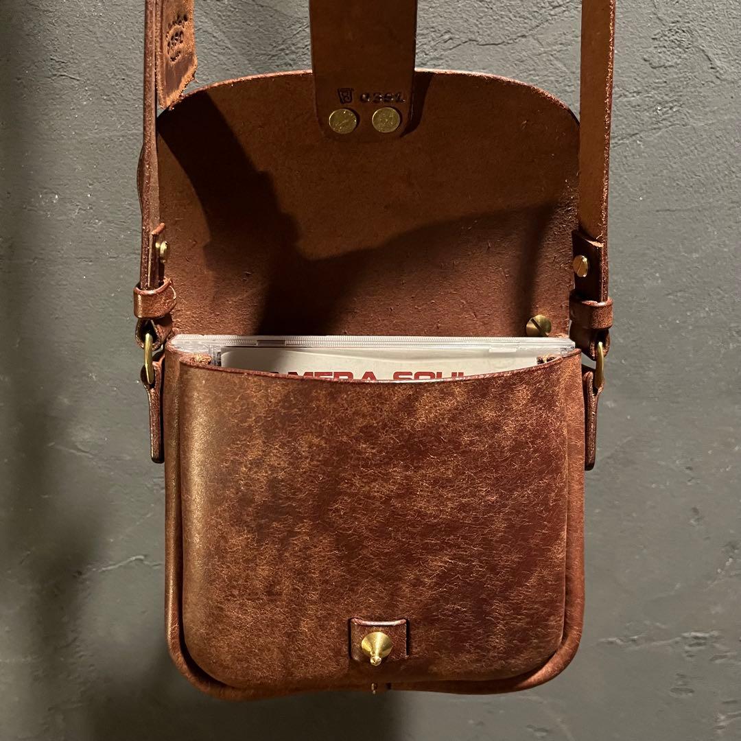 プエプロレザーのポシェット レザーミニバッグ 冬コーデアイテム