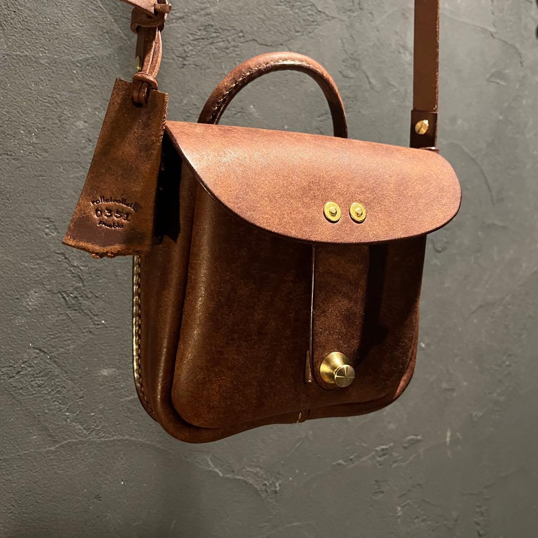 プエプロレザーのポシェット レザーミニバッグ 冬コーデアイテム