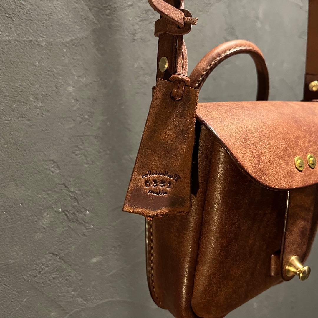 プエプロレザーのポシェット レザーミニバッグ 冬コーデアイテム