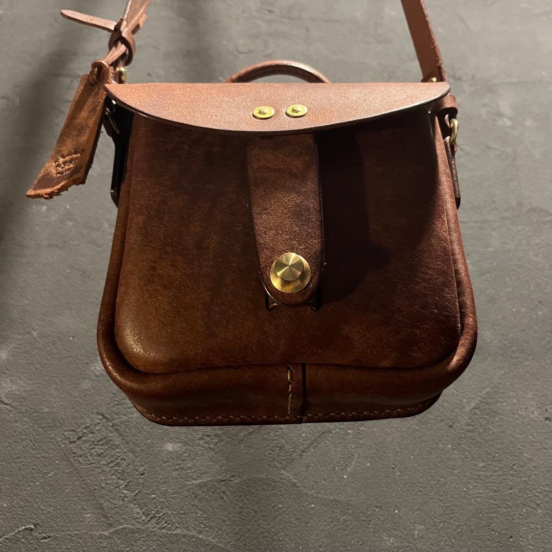 プエプロレザーのポシェット レザーミニバッグ 冬コーデアイテム