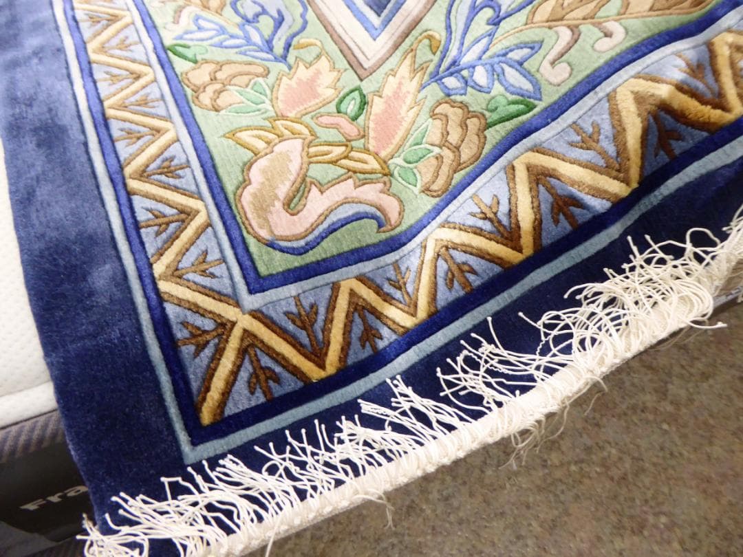 未使用　シルク100％　中国　絨毯　カーペット 137×198㎝