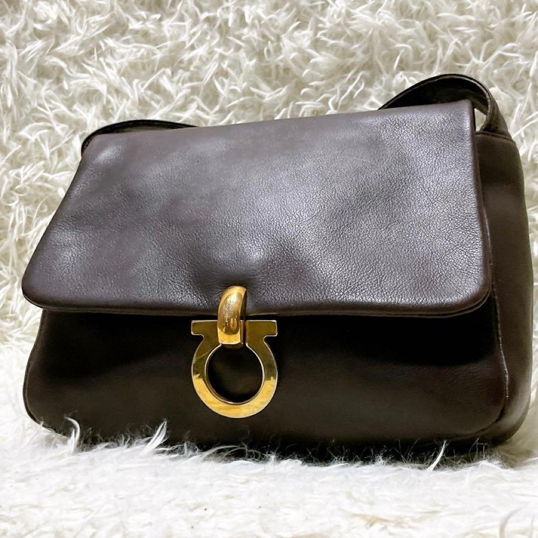 サルヴァトーレフェラガモ ガンチーニ レザーショルダーバッグ ゴールド金具