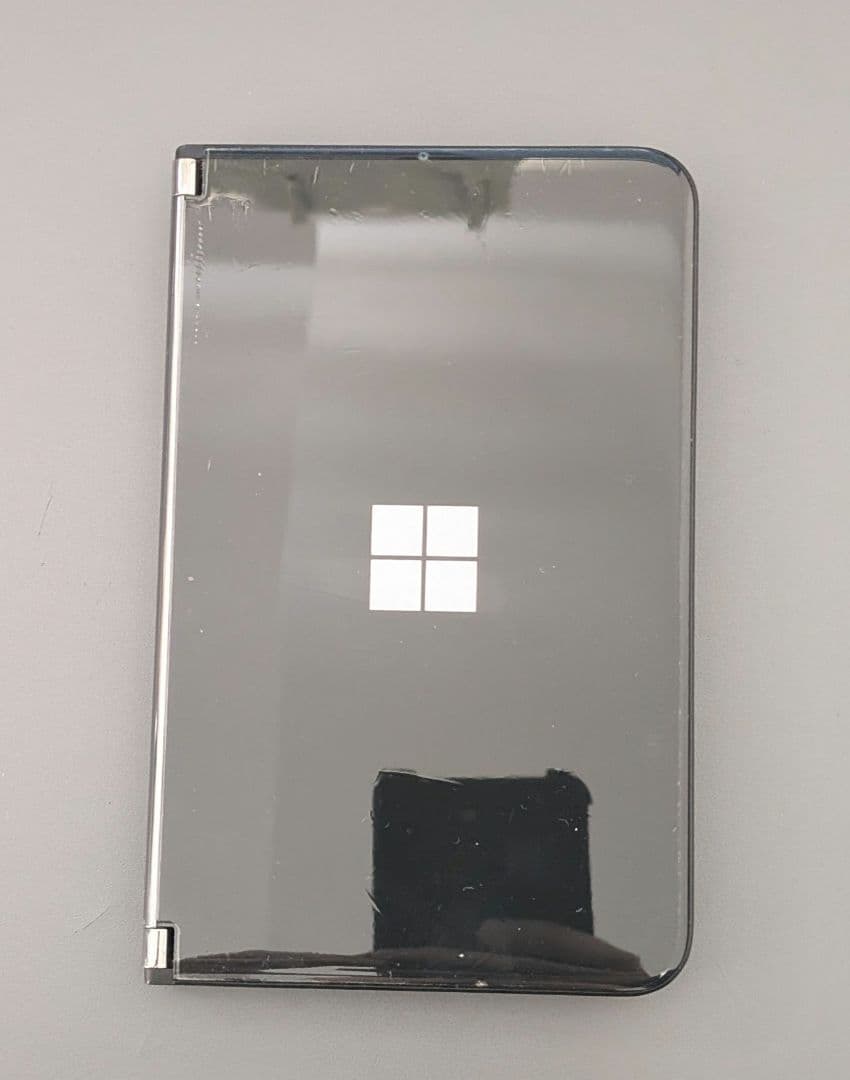 Microsoft Surface Duo2 外装に割れあり