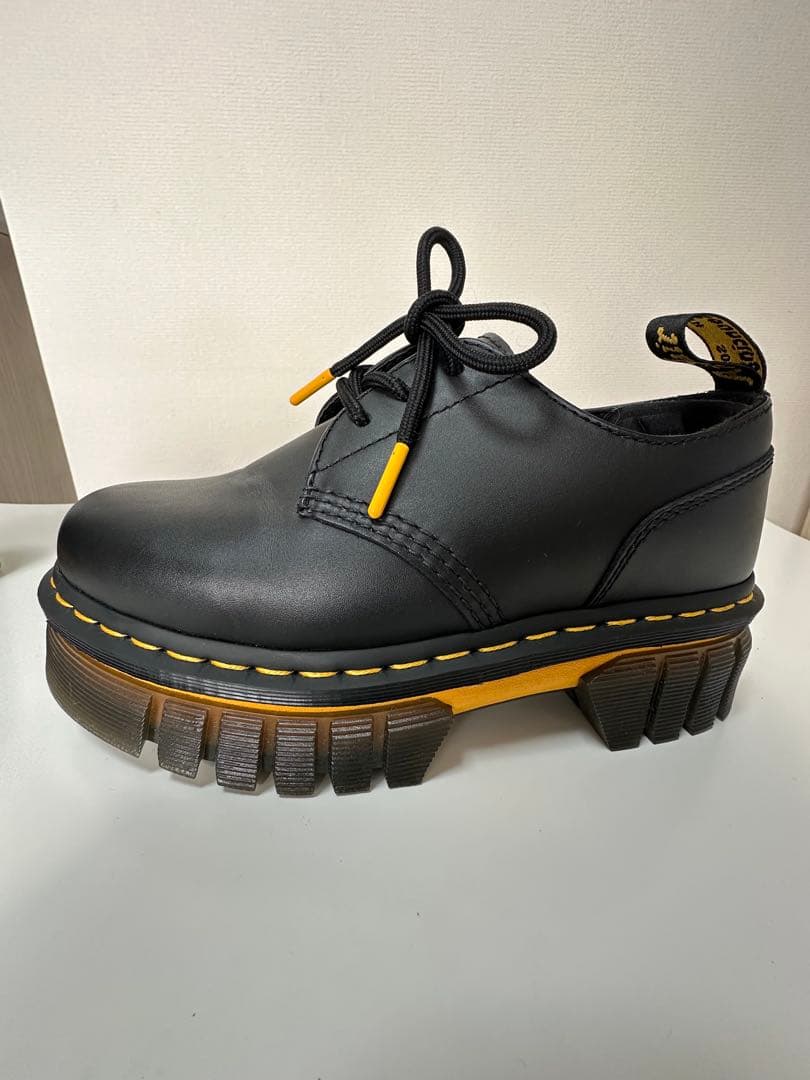 Dr. Martens ブラックレザー厚底シューズ