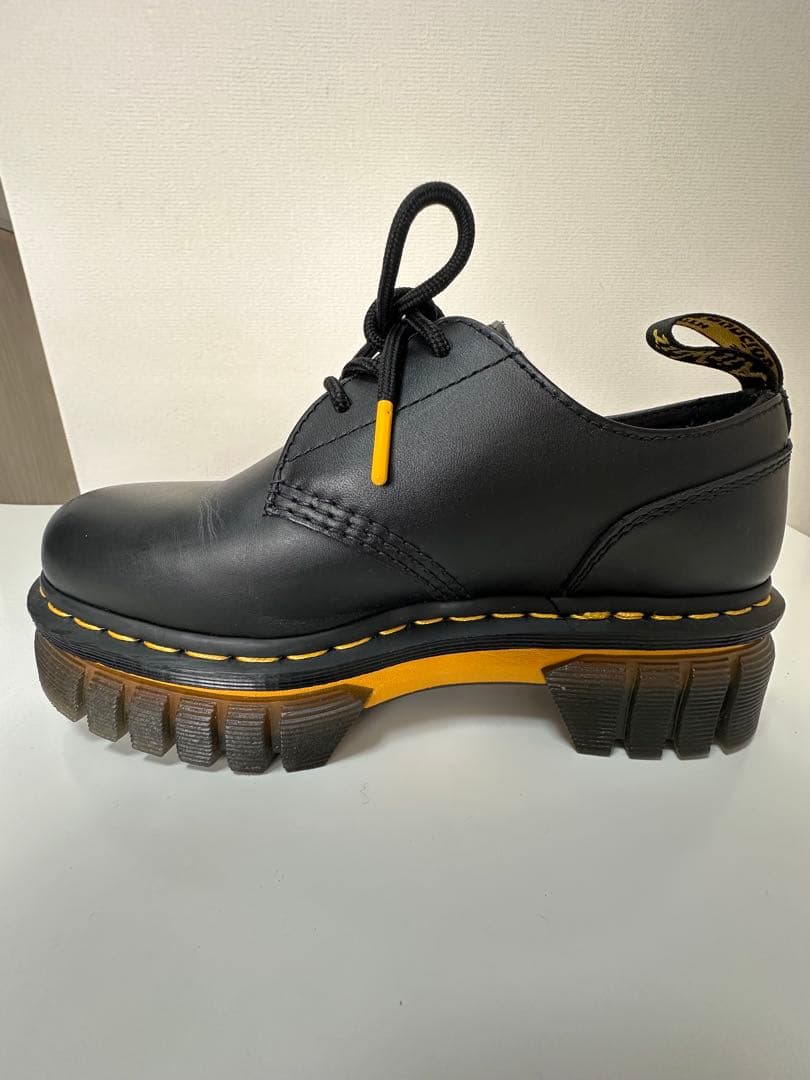 Dr. Martens ブラックレザー厚底シューズ