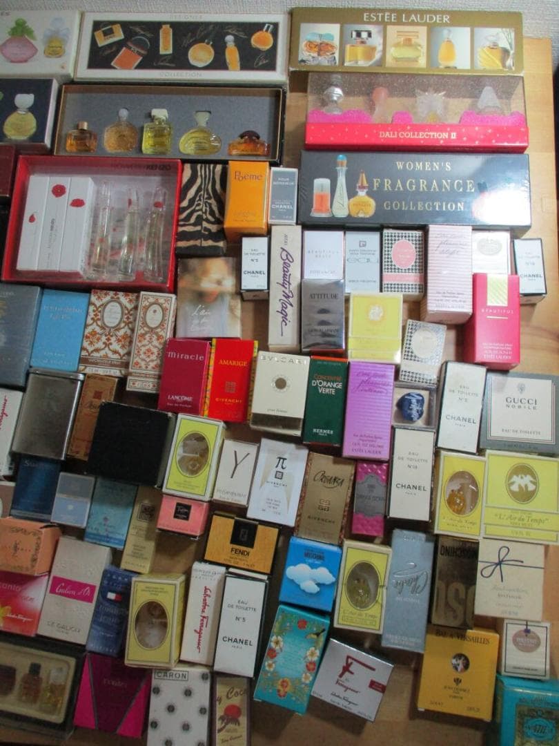 香水　ミニボトル　メルカリ史上最高個数ミニボトルセット　１１００個以上 ラスト