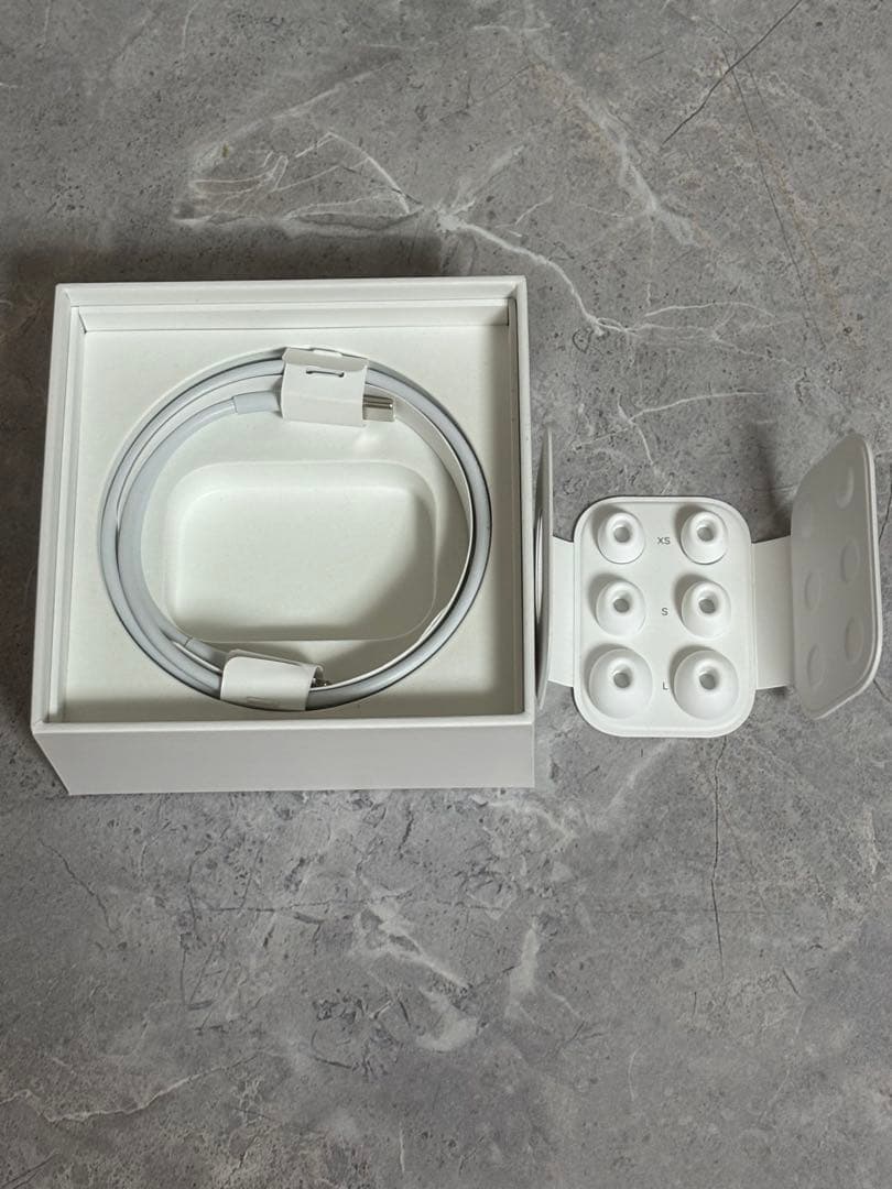 AirPods Pro2 第2世代　本体 新品充電コード、イヤーピース付き