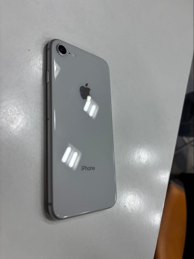 iPhone 8 本体 64GB