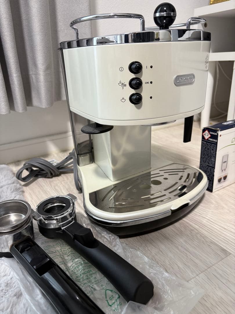 エスプレッソマシン　デロンギ　ホワイト