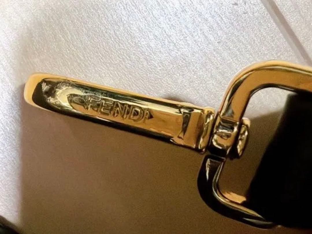 本日限定お値下げ　美品　FENDI フェンディ　ストラップ　キャム