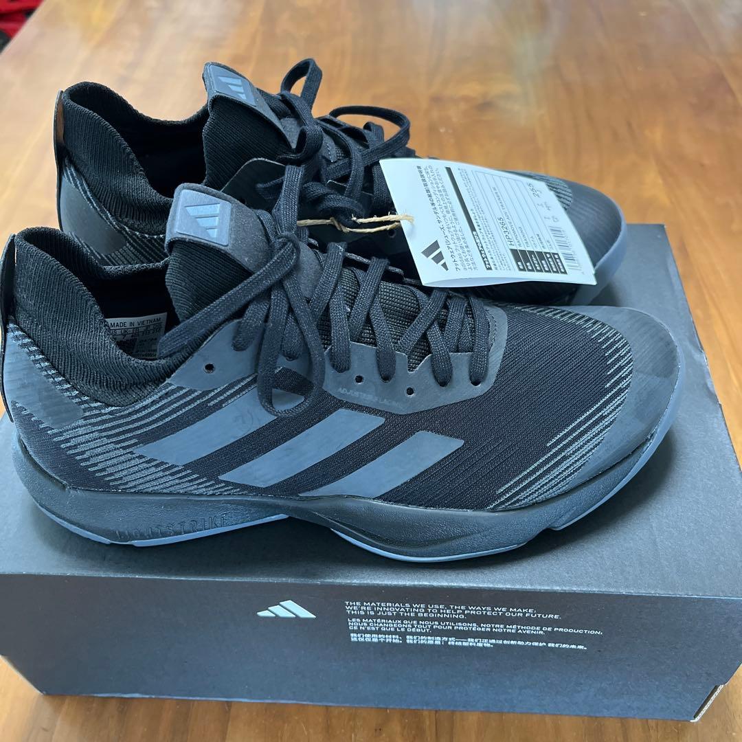 adidasトレーニングシューズ25.5㎝