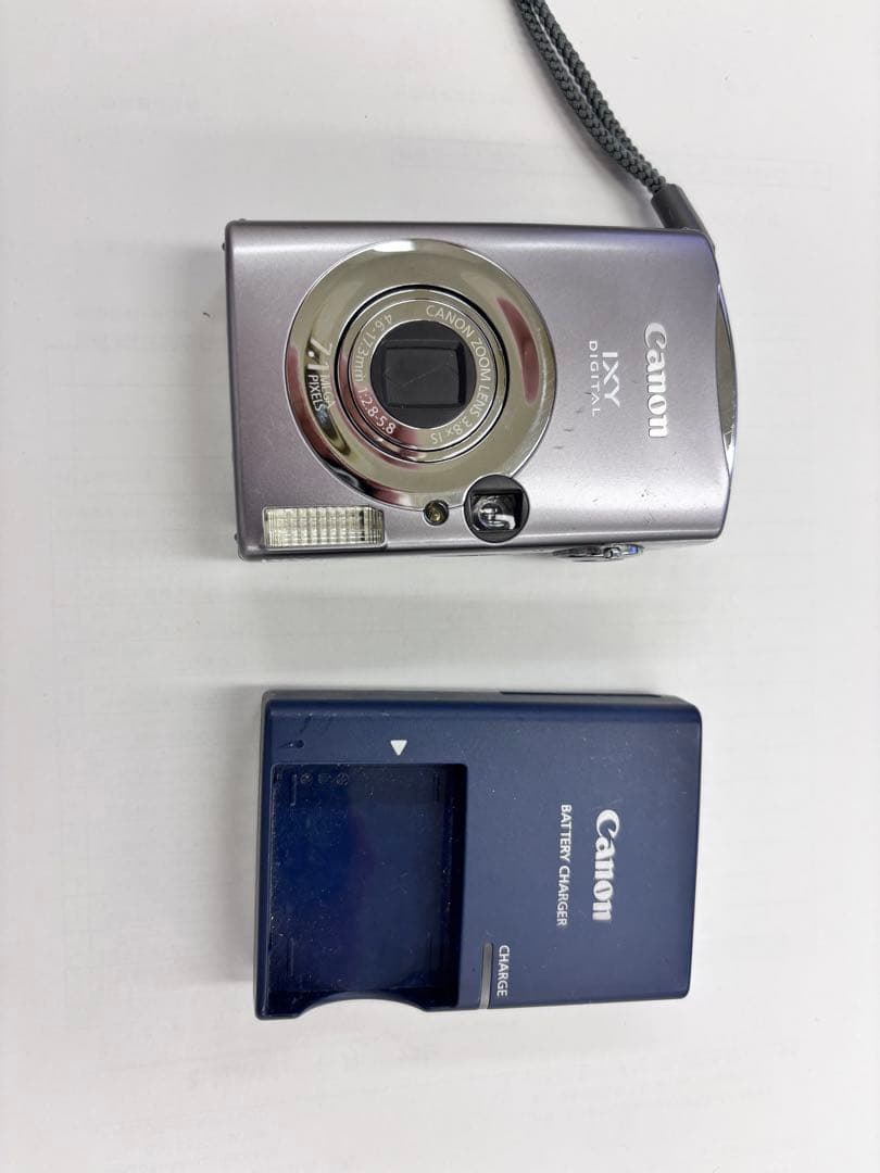 Canon IXY Digital 900 IS 本体と充電器