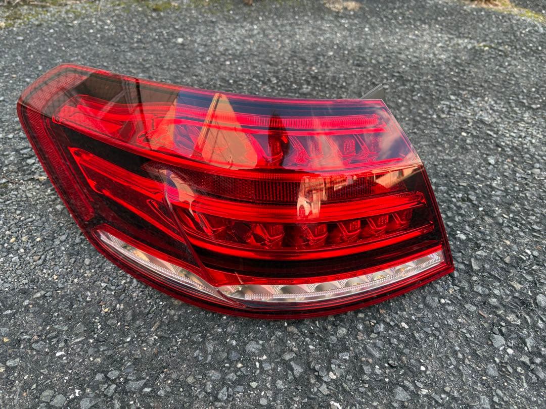 メルセデスベンツEクラスセダン W212後 期テールレンズ 左　不点灯対策済み