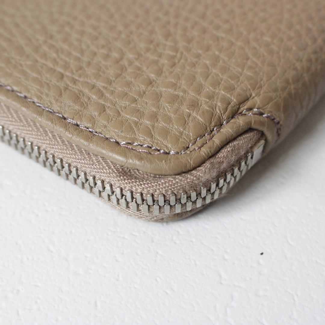 hinn クラッチバッグ レザーバッグ ベージュ ロゴ金具 本革