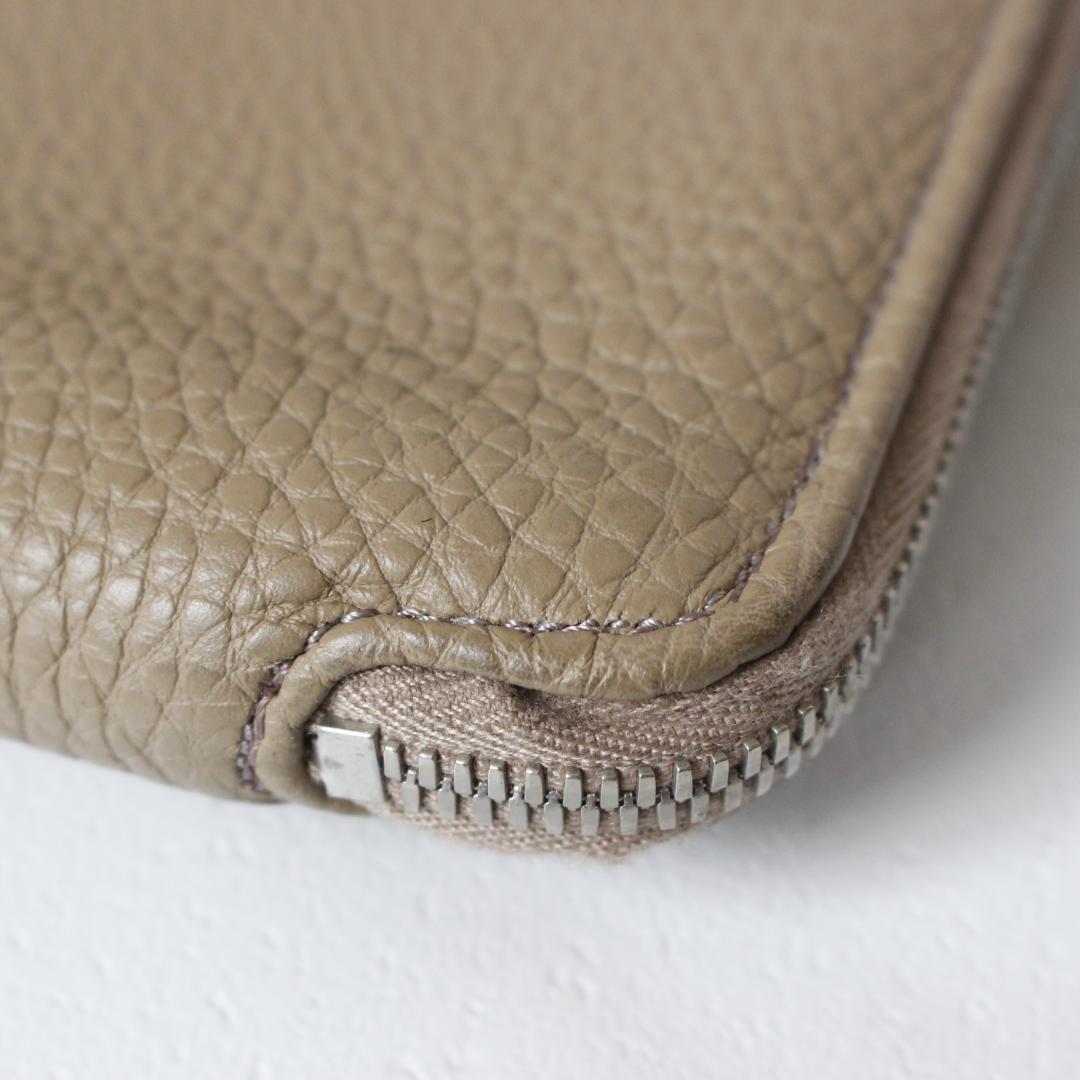 hinn クラッチバッグ レザーバッグ ベージュ ロゴ金具 本革