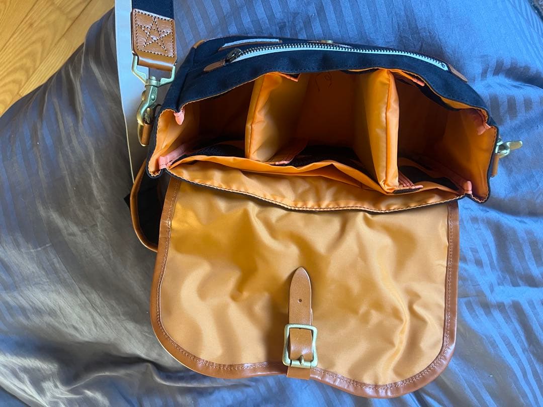 かわいい　snap snap snap ショルダーカメラバッグ 黒/オレンジ