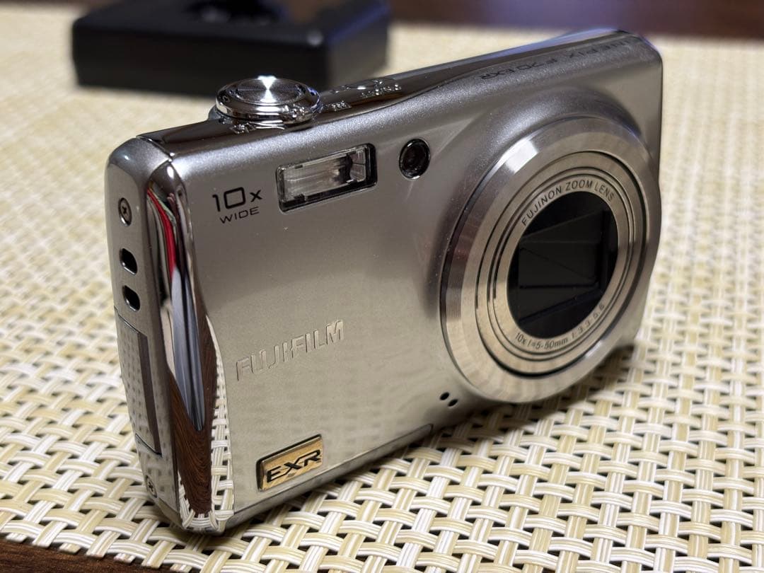動作OK コンデジ FUJIFILM FINEPIX F70EXR 充電器付き
