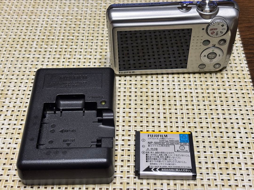 動作OK コンデジ FUJIFILM FINEPIX F70EXR 充電器付き