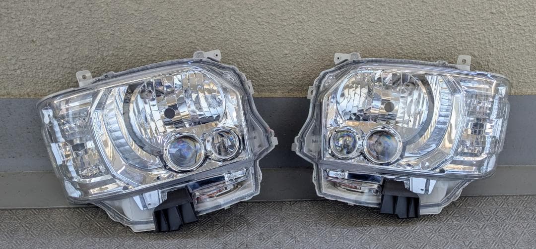 トヨタ　200系４型　ハイエース　ヘッドライト　左右　中古　社外品