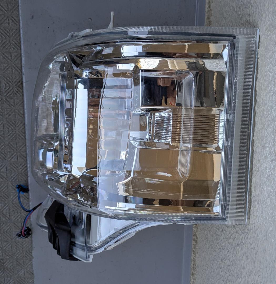 トヨタ　200系４型　ハイエース　ヘッドライト　左右　中古　社外品