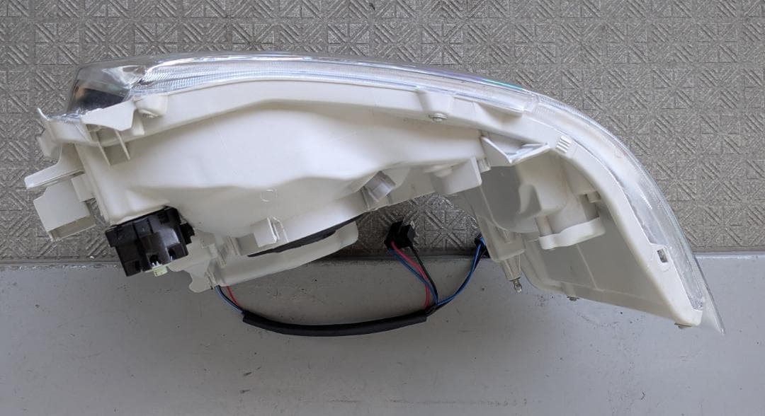 トヨタ　200系４型　ハイエース　ヘッドライト　左右　中古　社外品