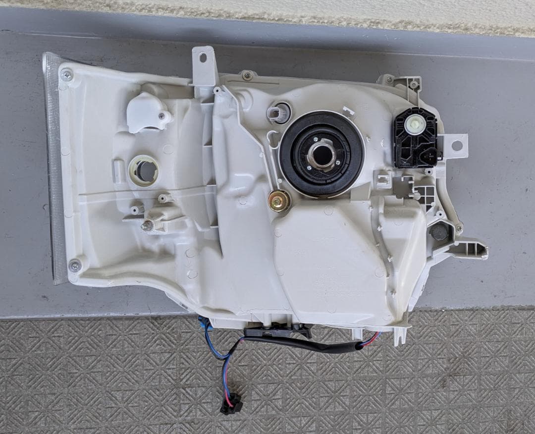 トヨタ　200系４型　ハイエース　ヘッドライト　左右　中古　社外品