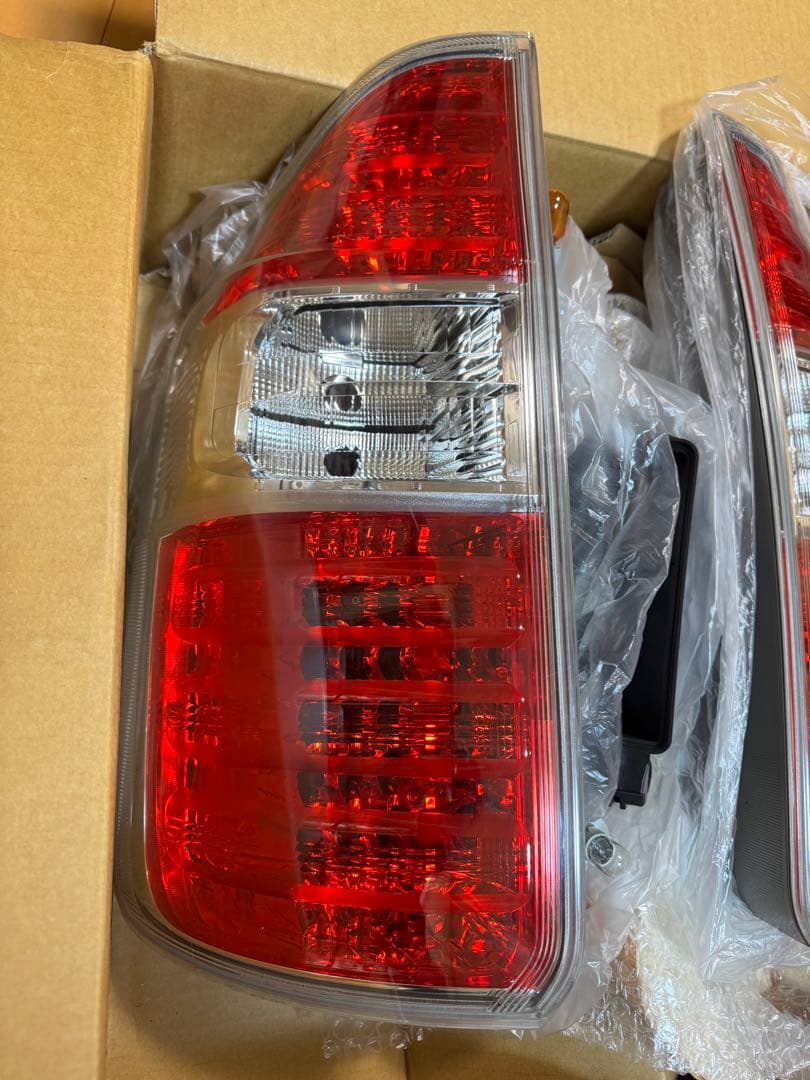 トヨタ70系ノア純正テールランプ