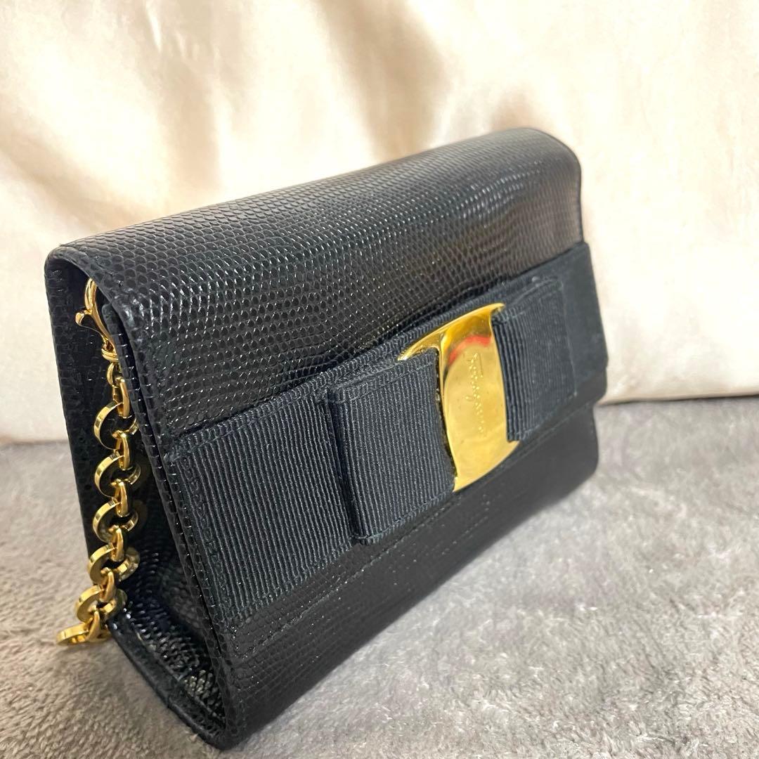 フェラガモ　ヴァラ　ミニバッグ　チェーン付き