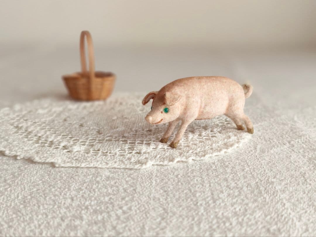 【まーちゃんさま】vintage figure ୨୧ * グリーンの瞳のブタさん