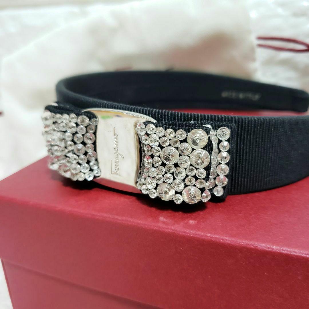 サルヴァトーレフェラガモ クリスタルビジューカチューシャ 美品