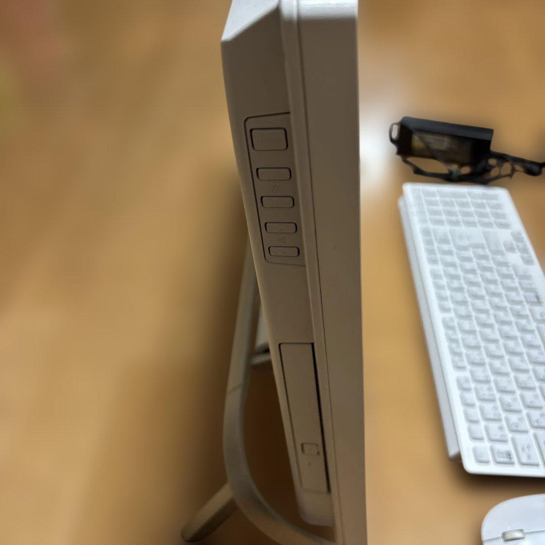 富士通 ESPRIMO WF1/G3（型番：FMVFH01003） 初期化済