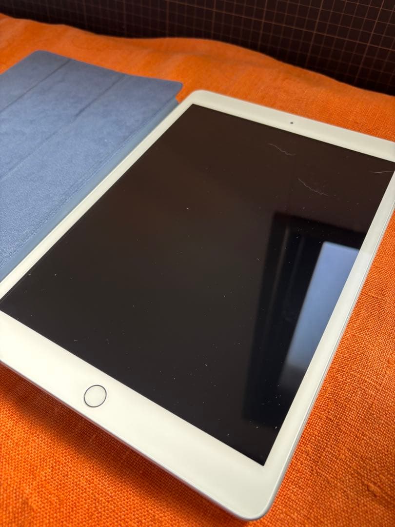 iPad 7世代 シルバー カバー付き