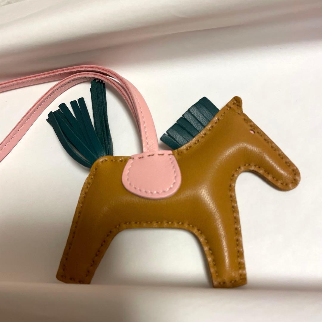 新品未使用美品　HERMES エルメス　ロデオPM　チャーム　レア　ローズサクラ