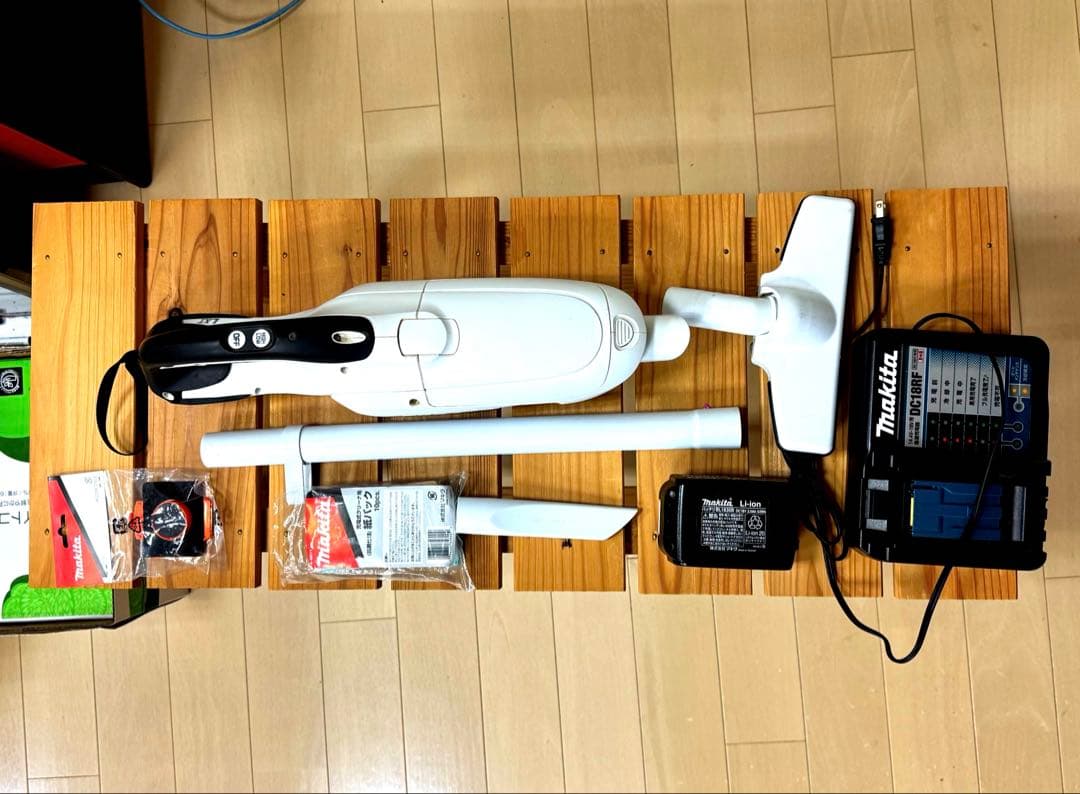 makita マキタ　強力！　掃除機　18v純正バッテリー　急速充電器付き