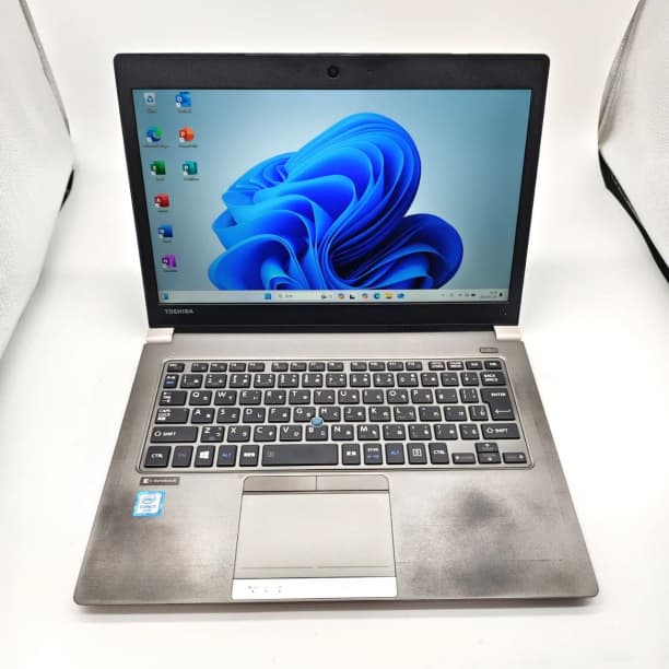 バッテリ◎ フルHD 13 東芝 i7-6 SSD256GB オフィス 16GB