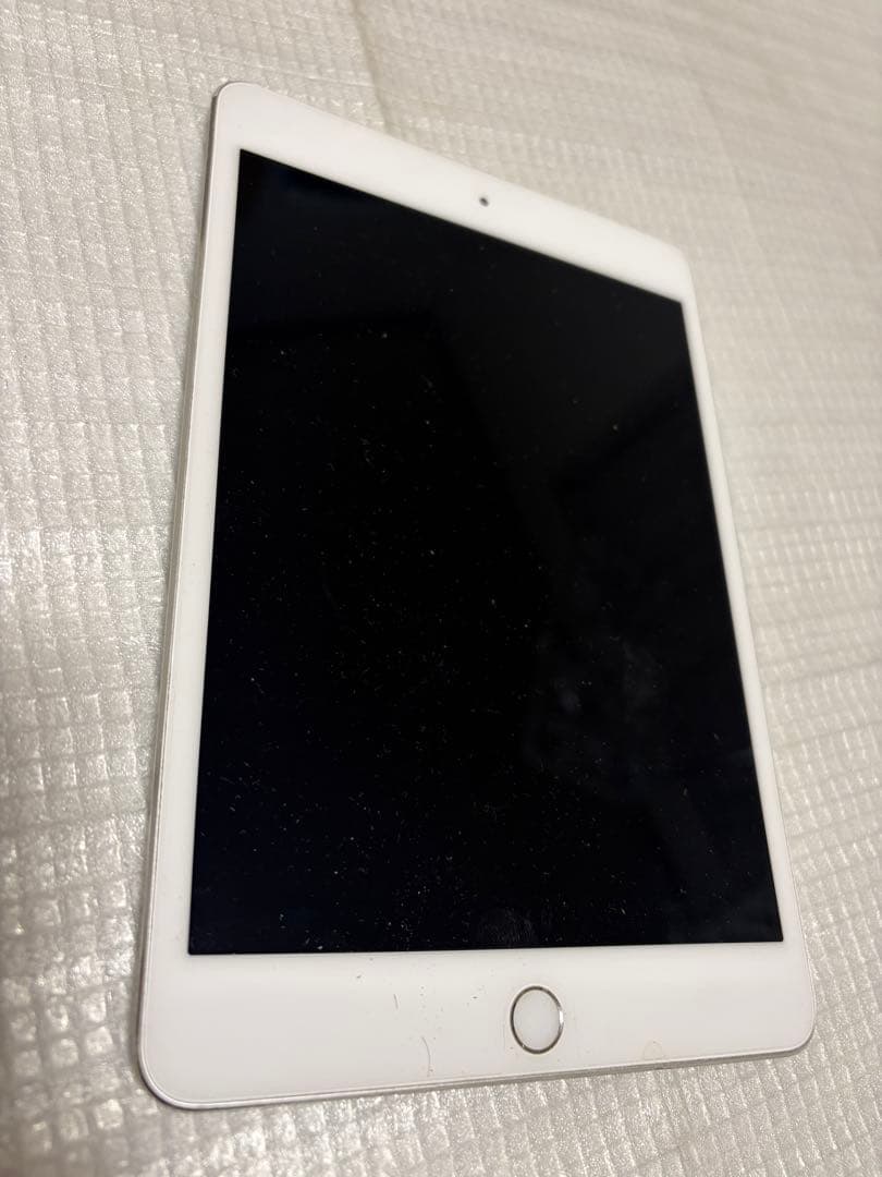 Apple iPad mini 4世代　7.9インチ シルバー 本体