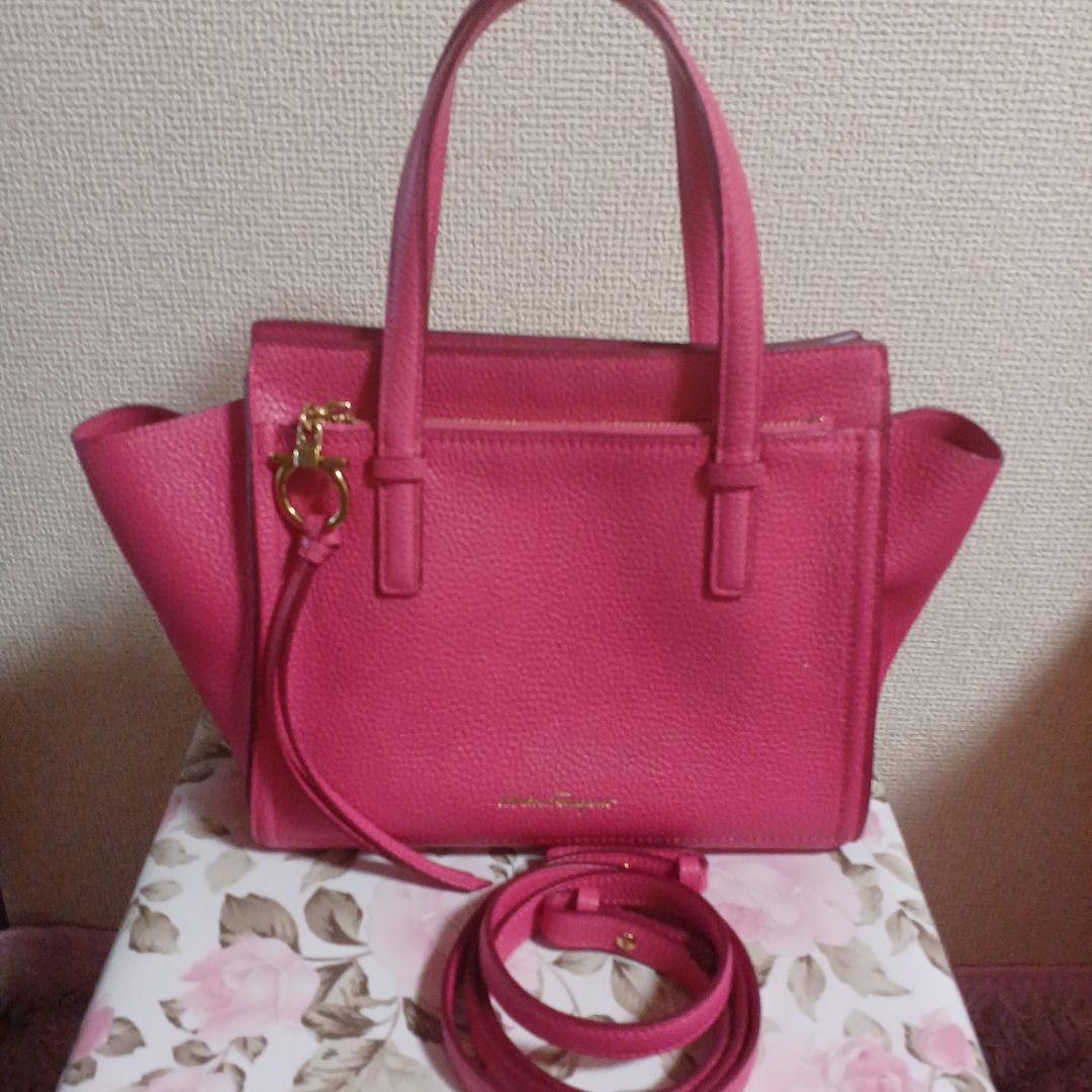 フェラガモ　可愛いピンクバック中古品です。