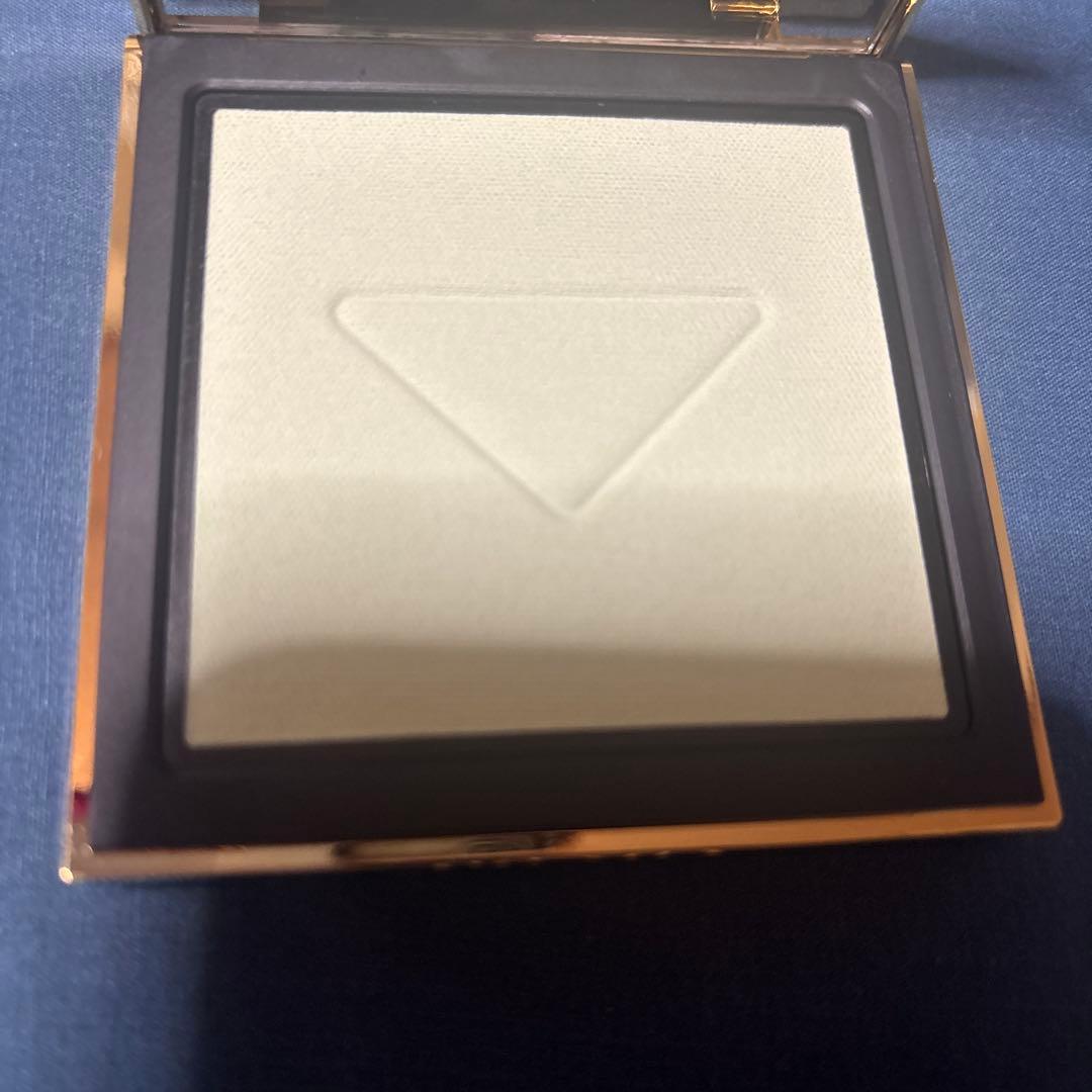 新品❤︎PRADAフェイスパウダー