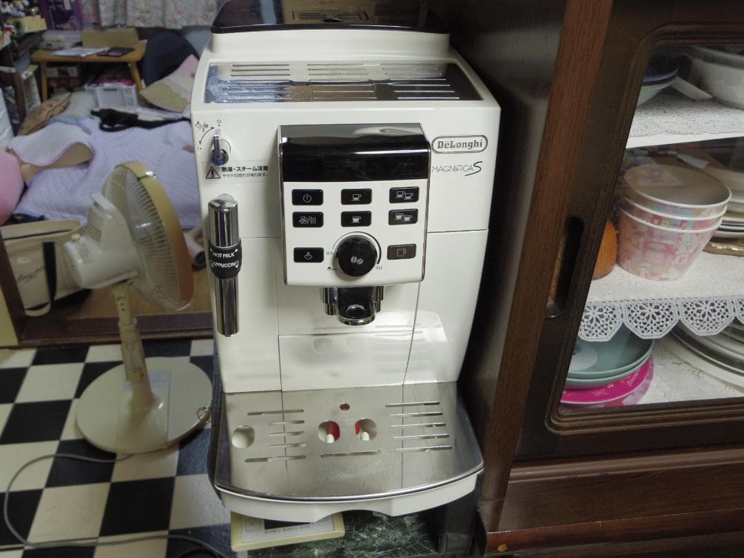 DeLonghi Magnifica S ECAM2310WNエスプレッソマシン