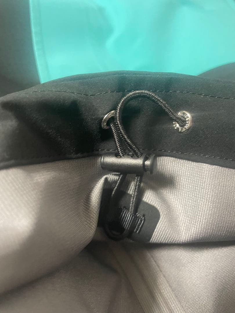 DESCENTE スキー用ジャケット 黒/ターコイズ