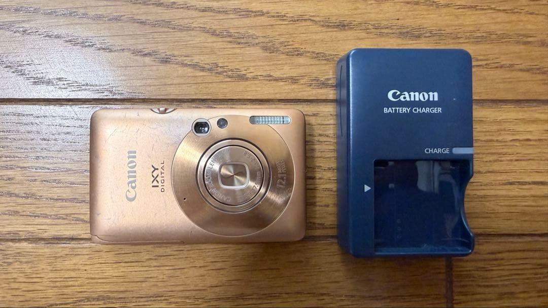 Canon IXY デジタルカメラ ゴールド 本体と充電器付き