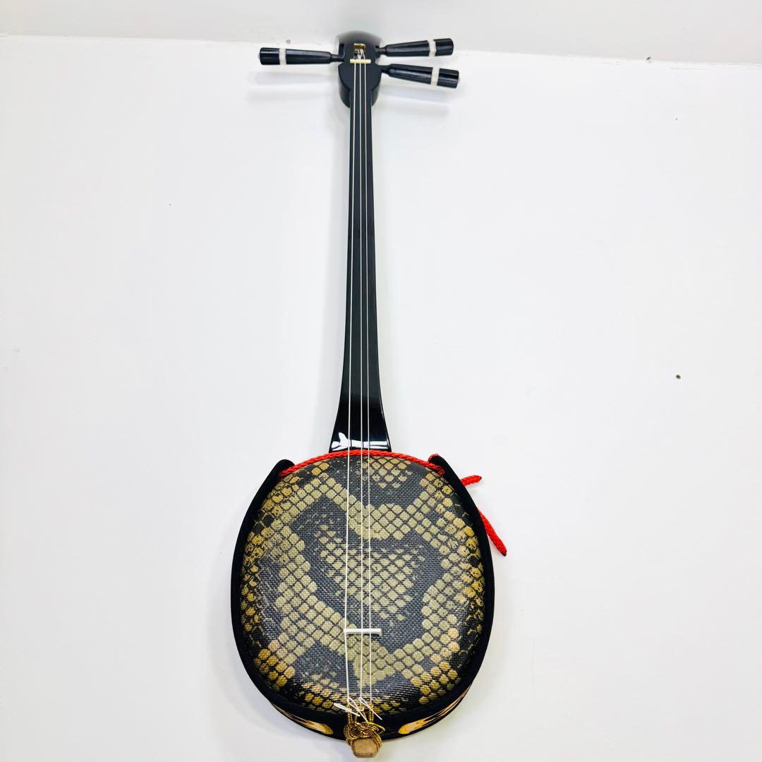 【美品】沖縄三線 人工皮 三味線 合皮 ヘビ皮柄 ケース付属 爪付き