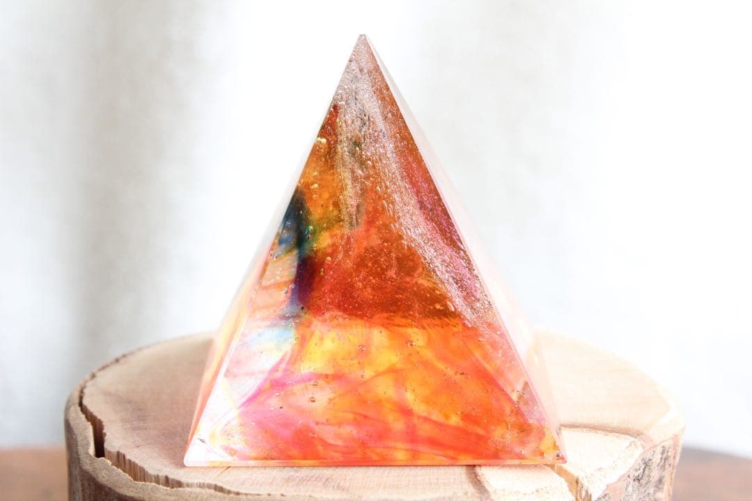 シエラネバダ産アンダラクリスタル　ピラミッド　マルチカラー