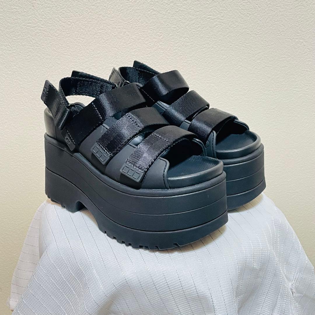 UGG GOLDENRISE 厚底サンダル