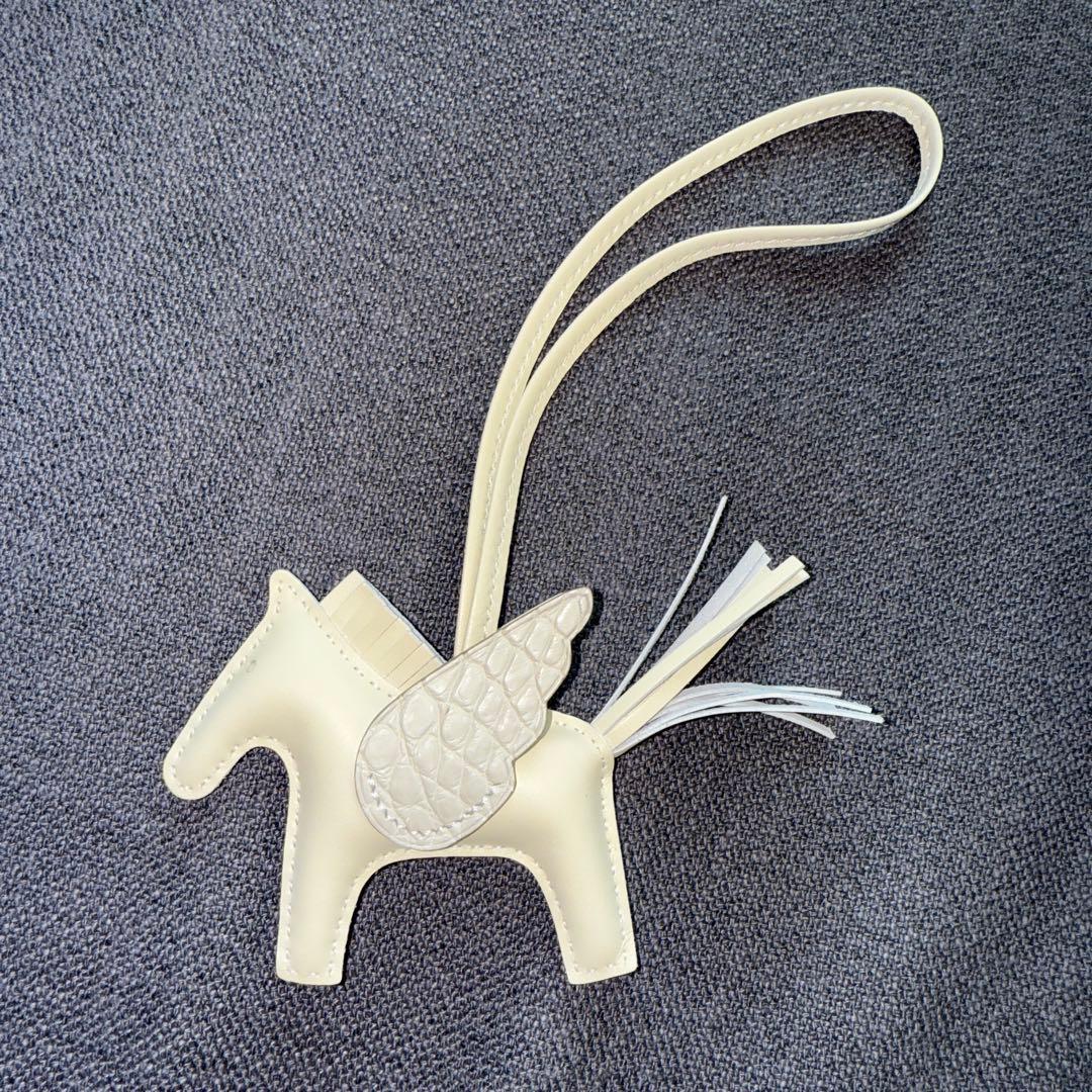 エルメスペガサスチャーム白　クロコ型押し